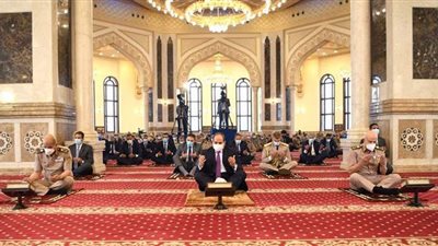 تفاصيل أداء السيسي صلاة الجمعة ولقاء عدد من كبار قادة القوات المسلحة| فيديو