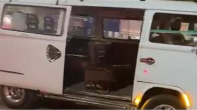 سائق ميكروباص يتعدى على صحفي ويرهب أطفاله بشارع الهرم