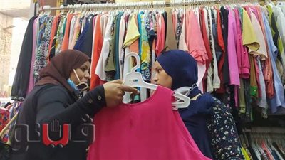 «الكِسوة للجميع».. ملابس وكالة البلح «براندات على الرصيف» | صور