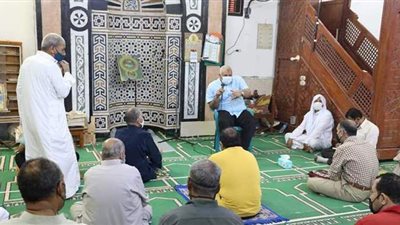 محافظ الوادي الجديد يلتقي المواطنين بمسجد حي الأمل بالخارجة
