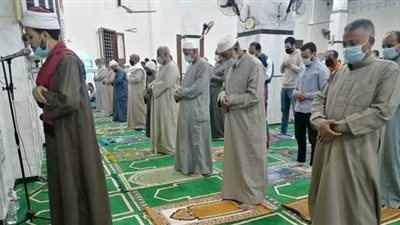 صور صلاة التراويح بالمساجد تجبر وزارة الأوقاف على الرد | صور