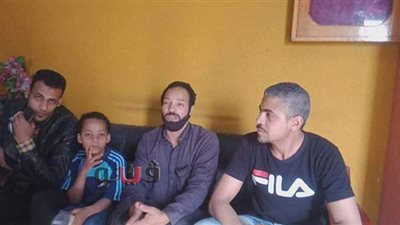 بعد تغيبه عن أسرته 4 سنوات.. الطفل كريم يعود إلى أحضان والديه.. والده: لحظة فقدانه كانت الأصعب ومواقع التواصل السبب في عودته