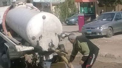 كسح مياه الصرف الصحي في شارع الصفصافية بالمنيا