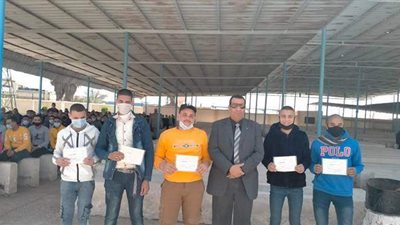 تسليم 1091 شهادة محو أمية لمجتازي امتحانات الدورات في الدقهلية