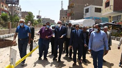 محافظ قنا يشدد على المواصفات الفنية والقياسية للطرق خلال متابعة أعمال رصف بفرشوط