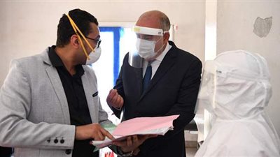 محافظ قنا يتفقد مستشفيات الفرز والعزل الصحي بفرشوط