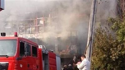 النيابة تنتقل لمعاينة تفحم 5 سيارات في حريق بجوار سور محطة مترو دار السلام