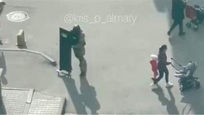 مسلح يعتصم داخل عمارة سكنية في كازاخستان ويهدد بتفجير المبنى | فيديو