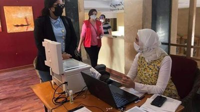 نائب وزير السياحة والآثار تتفقد عمليات تطعيم العاملين بالبحر الأحمر