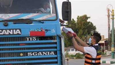 مرور الوادي الجديد يوزع وجبات إفطار على السائقين