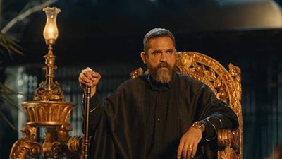 على طريقة فيلم 300.. غفران الغريب يعاقب عاملا حاول الهرب من العمل بأرضه | فيديو