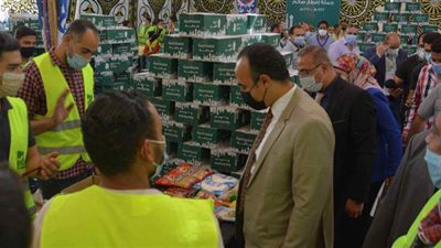 نائب محافظ المنيا يشهد تجهيز وتعبئة 6 آلاف كرتونة ضمن «إفطار صائم»