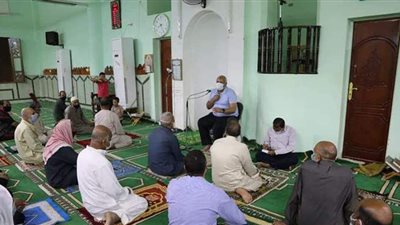 محافظ الوادي الجديد يلتقي المواطنين بمسجد صلاح الدين في الخارجة