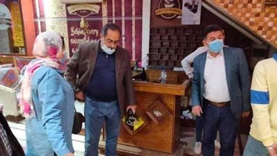 غلق 5 مقاهي وضبط كمامات وكحول مجهولة المصدر في حملة بالإسكندرية