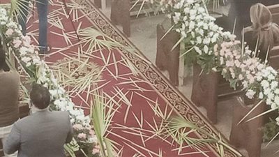 بالخوص والورد.. أقباط الإسكندرية يحتفلون بعيد أحد الزعف | صور