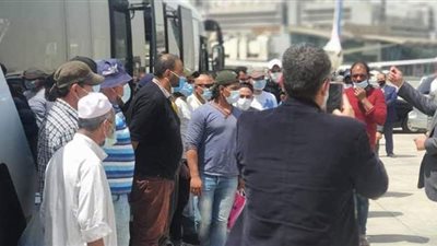 مساعد وزير الخارجية يستقبل الصيادين المصريين العائدين من إريتريا