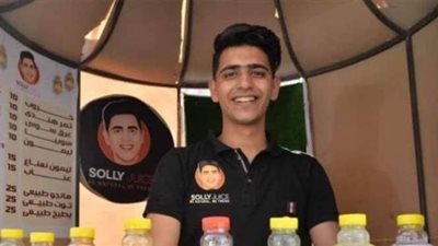 حكاية شاب جامعى في المنصورة يحلم بسلسلة محال عصائر طبيعية.. بدأها بمنفذ على شكل زجاجة l فيديو وصور