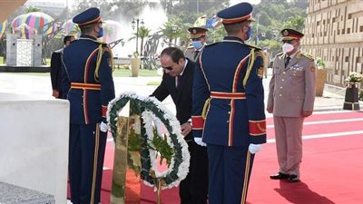 8 صور ترصد زيارة السيسي قبري الجندي المجهول والسادات بمناسبة ذكرى تحرير سيناء