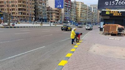 الإسكندرية تستعد لموسم الصيف بدهان رصيف الكورنيش وإنارة أعمدة الكهرباء