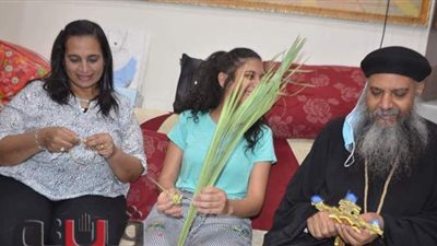 أهالي الأقصر يحتفلون بأحد السعف في المنازل l صور