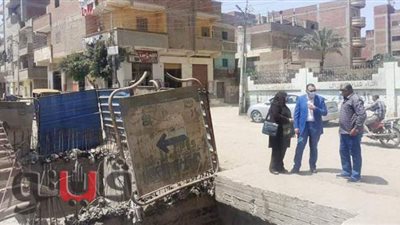 غراب يتابع رصف طريق 