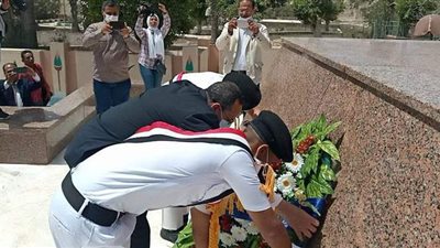 محافظ شمال سيناء يضع إكليل الزهور على النصب التذكاري للجندي المجهول