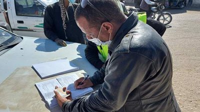 تحرير 431 محضرا لعدم ارتداء كمامة وغلق 55 مقهى ومصادرة 569 شيشة بسوهاج