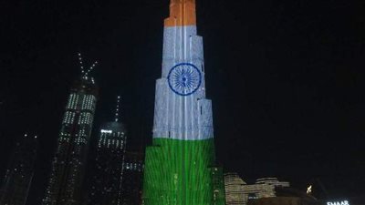 بعد تكدس الجثث في المحارق والمقابر.. معالم الإمارات تكتسي بعلم الهند |صور