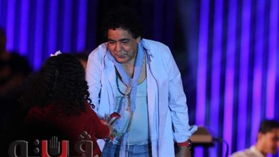 طفلة تقدم وردة لمحمد منير على مسرح النافورة | صور