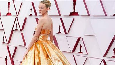 للمرة الثانية.. كاري موليجان تخطف الأنظار بإطلالة ذهبية على ريد كاربت Oscars 2021