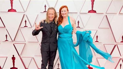 النجوم وأزواجهم.. 4 ثنائيات على ريد كاربت Oscars 2021 | فيديو وصور