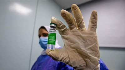 استشاري مناعة يكشف سبب عزوف المصريين عن تلقي لقاح كورونا | فيديو