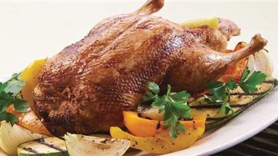 في أقل من 20 دقيقة.. اعرفي إزاي تعملي بط روستو بالخلطة | فيديو