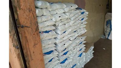 إحباط محاولة بيع 1,5 طن سكر و300 عبوة زيت تمويني في السوق السوداء بالقاهرة