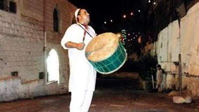 ما حكم الشرع في استعمال المسحراتي للطبلة؟.. الإفتاء تجيب | فيديو