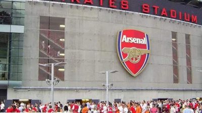 أساطير أرسنال يدعمون مؤسس 