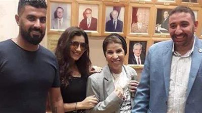 محمد سامي وزوجته مي عمر في زيارة لوالدته بمجلس النواب
