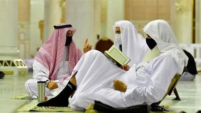 صور توثق لحظات الخشوع للمعتمرين داخل صحن الطواف والمسجد الحرام