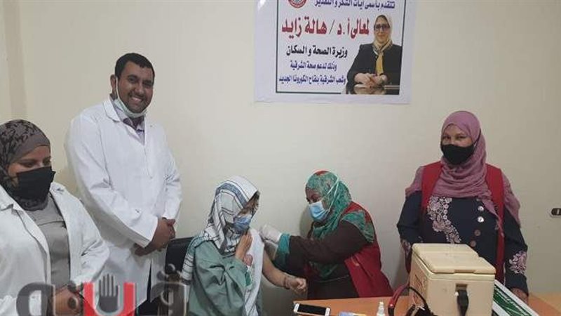 صينية تتلقي لقاح