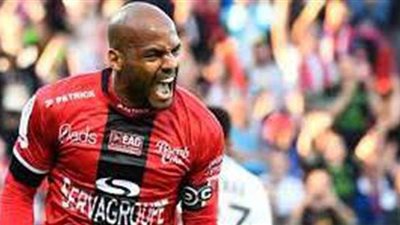 صحوه بالعافية.. لاعب يغرق في النوم أثناء مباراة فريقه بالدوري الفرنسي | فيديو