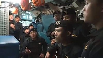 فيديو مؤثر لطاقم الغواصة الإندونيسية الغارقة وهم يغنون أغنية وداع