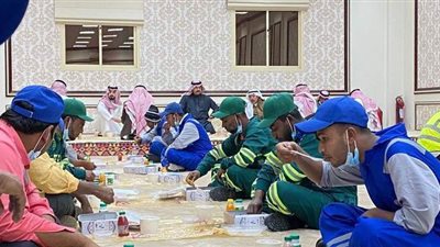 السعودية تنظم إفطارا جماعيا لعمال النظافة بحضور أمير منطقة عسير| فيديو