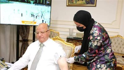 محافظ القاهرة يتلقى لقاح كورونا في مكتبه | صور