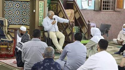 محافظ الوادي الجديد يلتقي أهالي قرية المنيرة بالخارجة