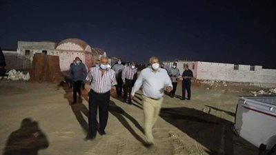 محافظ الوادي الجديد يتفقد مشروع بشاير الوادي شمال الخارجة