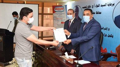 محافظ مطروح يسلم عقود عمل لـ150 شابا للتعاقد الصيفي | صور