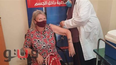 بريطانية وسعودي يتلقيان التطعيم ضد كورونا بالشرقية