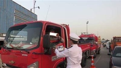 الشرطة توزع وجبات إفطار على الصائمين بالطرق والشوارع l صور