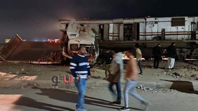 مصرع شخص وإصابة آخر في تصادم قطار بسيارة نقل بالسويس | صور
