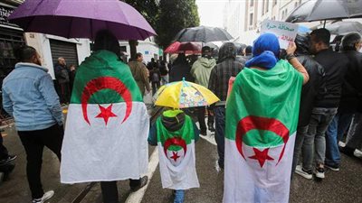 الشرطة الجزائرية تمنع مسيرة الطلاب الأسبوعية